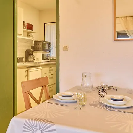 T1 Lumineux Avec Balcon Et Wifi A Barbotan, Animaux Admis - Fr-1-841-19 바르보탕 레 떼름므